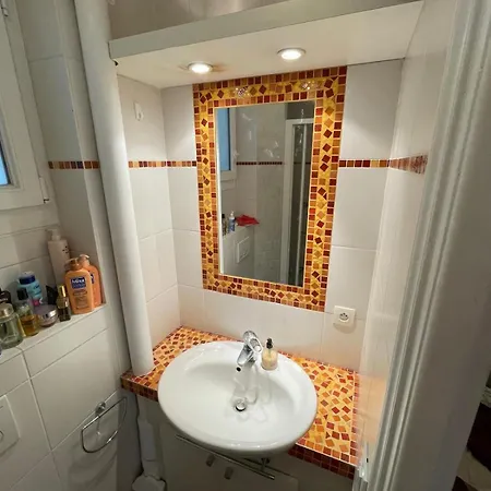 Charming And Bright Flat In A Very Convenient Area